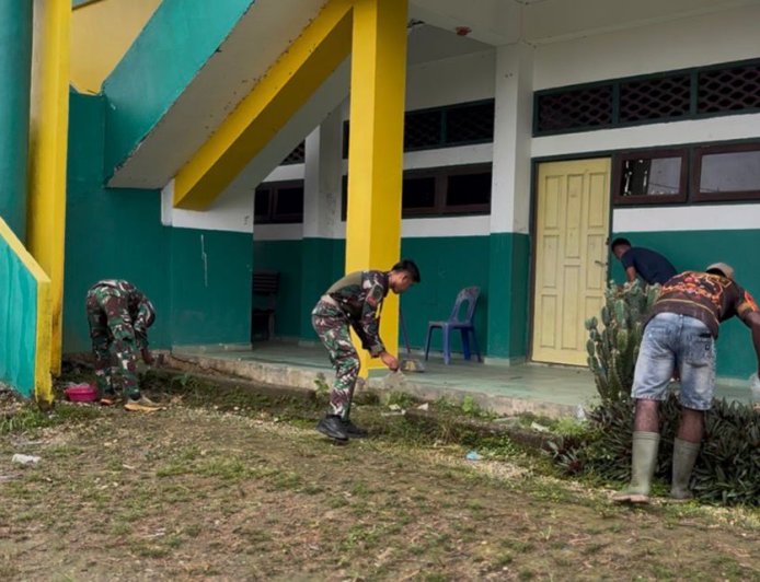 Dukung Lingkungan Belajar yang Sehat, Prajurit Yonif TP 809/NTM Gelar Karya Bakti di MTs Darud Da'wah-Irsyad