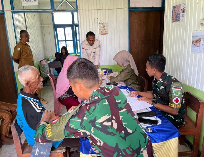 Prajurit Yonif TP 860/NSK Laksanakan Pendampingan Posyandu Lansia di Kampung Ruambak Jaya
