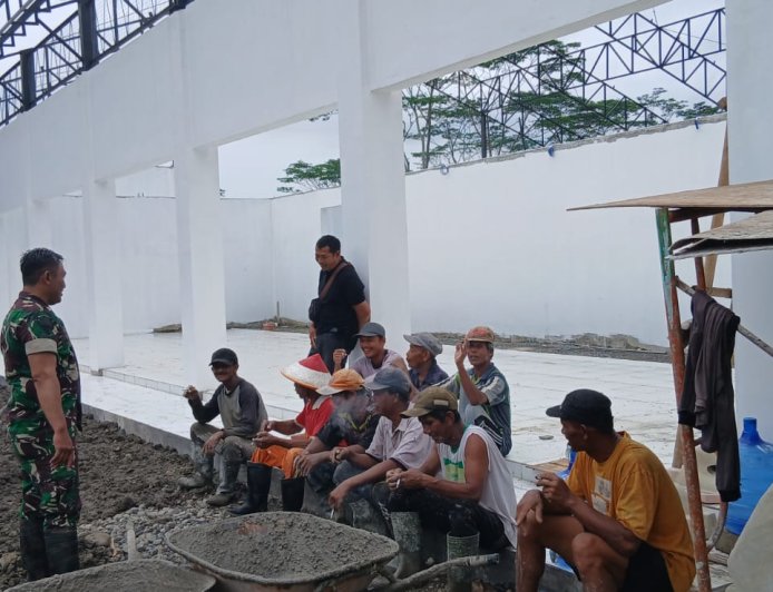 Babinsa Wanadadi Dampingi Pembangunan Atap KDKMP di Desa Medayu
