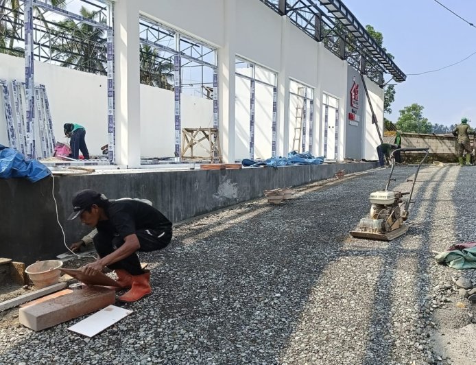 Babinsa Punggelan Dampingi Pembangunan KDKMP di Desa Petuguran