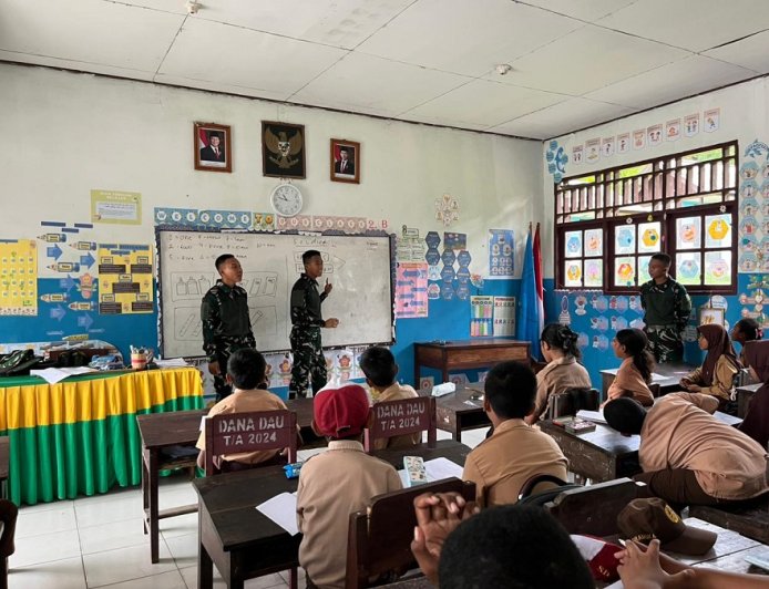 Kegiatan Sosialisasi Mengajar Bahasa Inggris Oleh Prajurit Yonif TP 860/NSK di SD Negeri Inpres 1 Waren