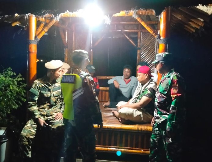 Sinergi TNI dan Warga Ronda Di Pos Siskamling Desa Wanadadi