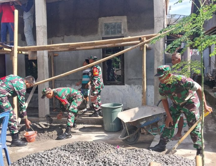 Dengan Penuh Semangat Danramil Dan Babinsa Bantu Pembangun Rumah Milik Warga Binaan