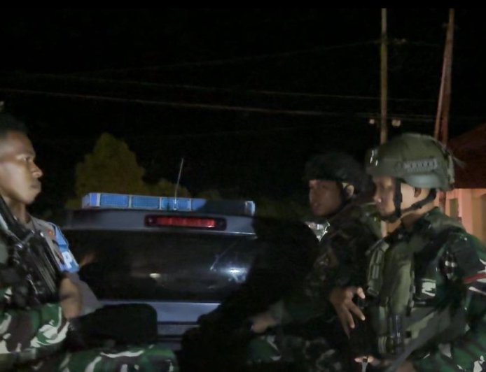 Sinergi Bela Rakyat: Yonif TP 860/NSK Bersama Polres Waropen Gelar Patroli Malam Hajar Titik Rawan