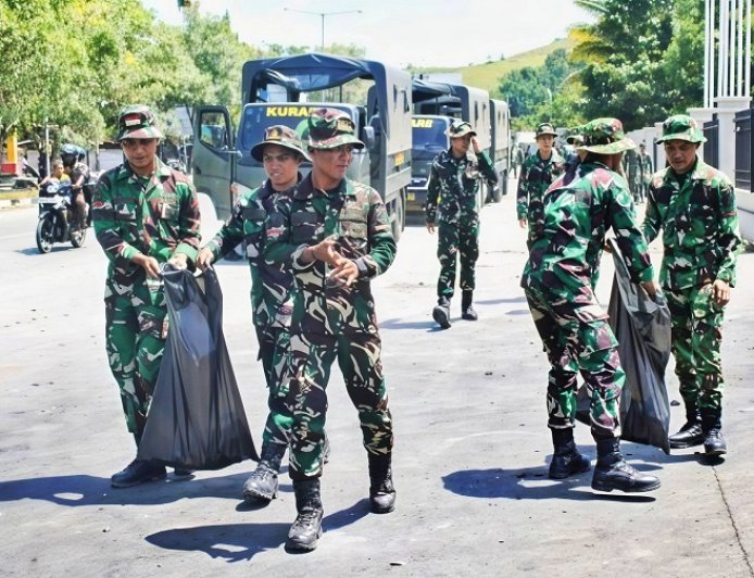 TNI Turun ke Jalan Bersihkan Puing Pulihkan Kondisi Pasca Kericuhan Oknum Suporter