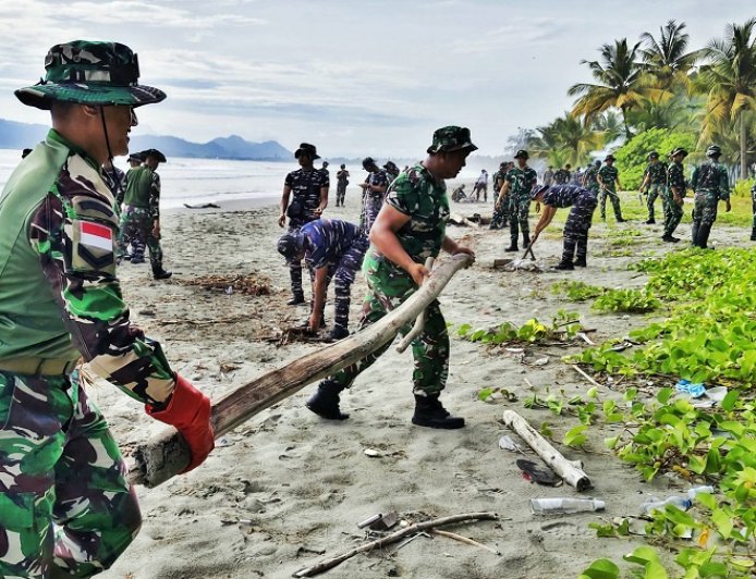 Jaga Ikon Wisata Papua, TNI dan Masyarakat Bersihkan Pantai Holtekamp Peringati HUT Kodam Cenderawasih