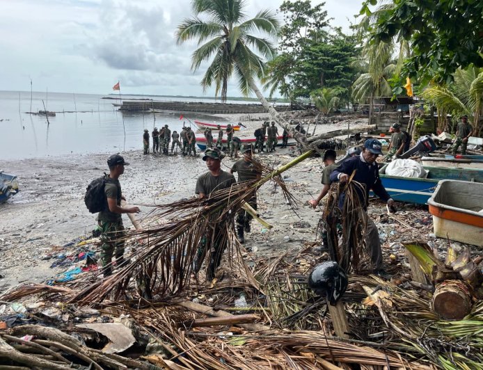 Prajurit Yonif TP 860/NSK Bersama Warga Gelar Karya Bhakti Bersihkan Pantai Kampung Nubuai