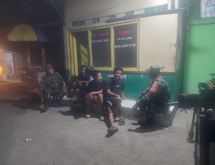 Patroli di Pos Kamling Desa Merden
