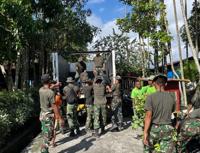 Jumat Bersih di Pesisir Waropen, Prajurit Yonif TP 860/NSK dan Warga Bersatu Rawat Lingkungan Pantai
