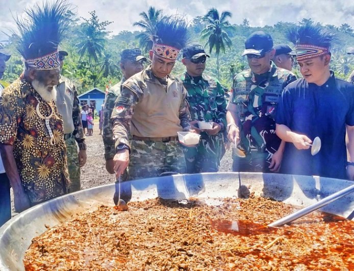 “Merajut Kebhinnekaan dan Persatuan” Kuali Merah Putih Bobon Santoso Satukan Warga Perbatasan