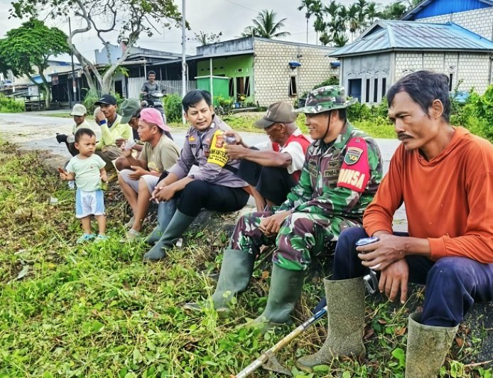 Babinsa dan Bhabinkamtibmas Bersama Warga Kompak Kerja Bakti Bersihkan Lingkungan