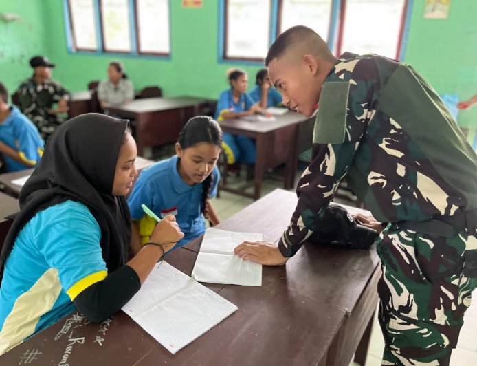 Tentara Kreatif Mengajar dengan Hati, Prajurit Yonif TP 860/NSK Bangkitkan Semangat Belajar Siswa di Waropen