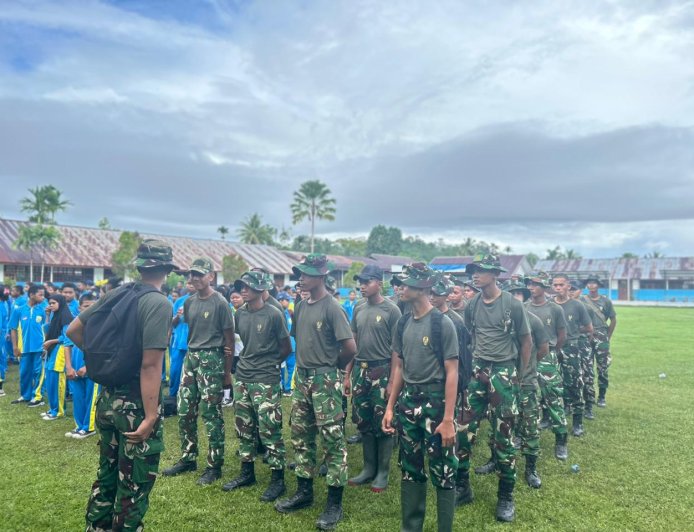 Prajurit Yonif TP 860/NSK Gelar Karya Bhakti di SMPN Urei Faisei, Wujud Nyata Kepedulian TNI terhadap Pendidikan