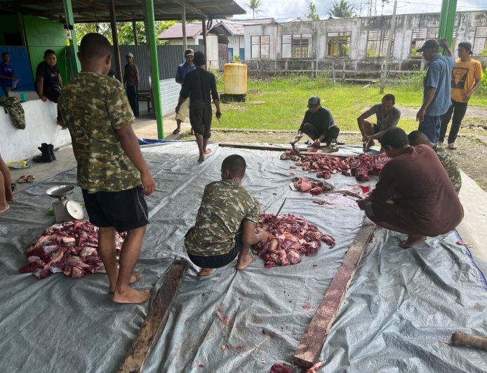 Kebersamaan Prajurit Yonif 860/NSK dan Warga, Sukseskan Shalat Idul Adha di Masjid Al-Falah Waropen