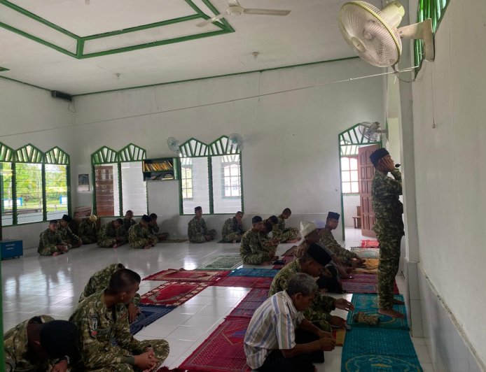 Jumat Penuh Berkah, Prajurit Yonif TP 860/NSK Shalat Bersama Warga di Masjid Al-Falah