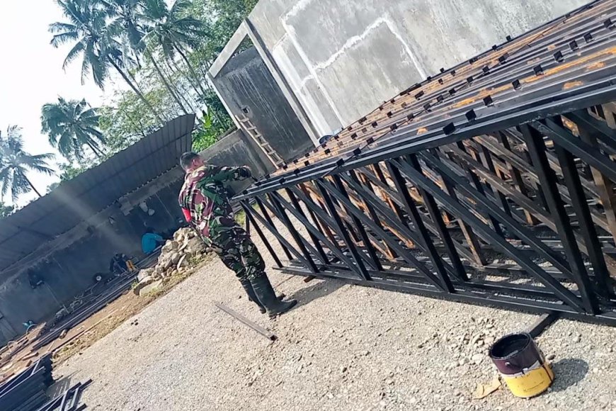 Babinsa Madukara Dampingi Pembangunan KDKMP di Desa Dawuhan