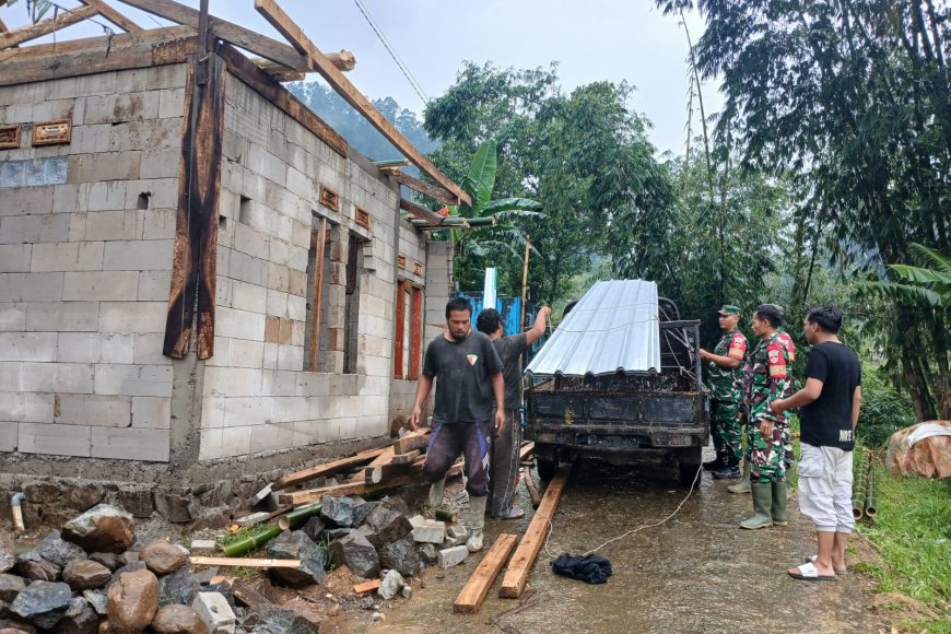 Anggota Koramil 17 Wanayasa Kerja Bakti Bantu Bangun Rehab RTLH