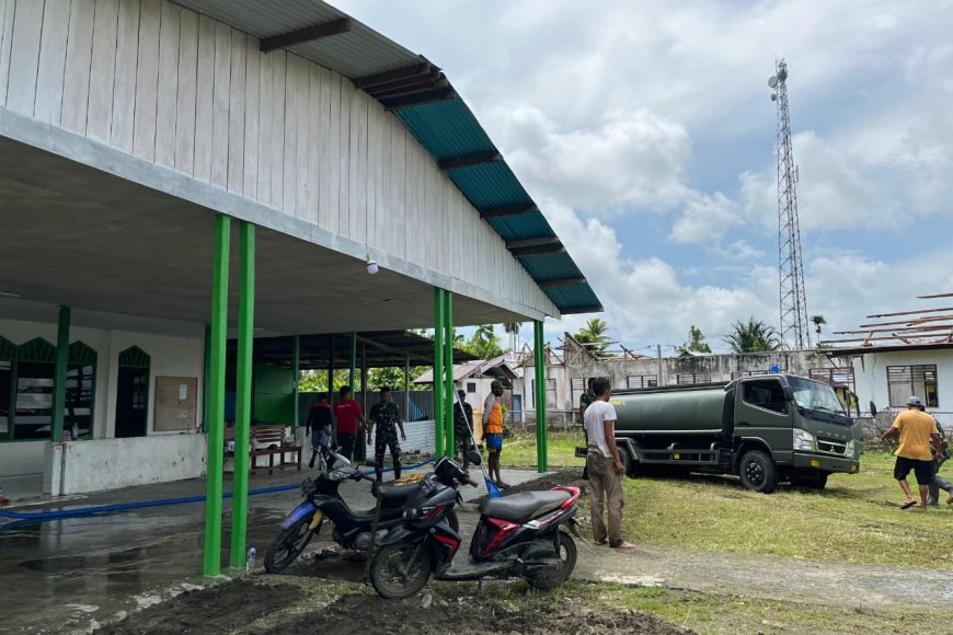 Yonif TP 860/NSK Salurkan Air Bersih ke Masjid Al-Falaq, Warga Baino Jaya Apresiasi Kepedulian TNI