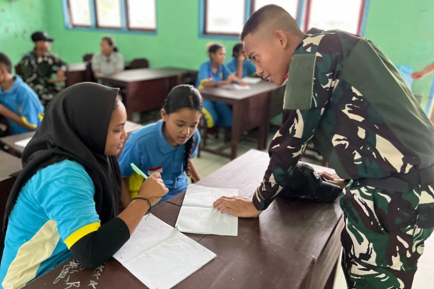 Tentara Kreatif Mengajar dengan Hati, Prajurit Yonif TP 860/NSK Bangkitkan Semangat Belajar Siswa di Waropen