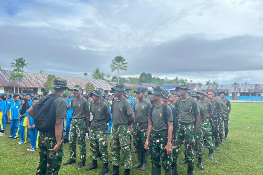 Prajurit Yonif TP 860/NSK Gelar Karya Bhakti di SMPN Urei Faisei, Wujud Nyata Kepedulian TNI terhadap Pendidikan