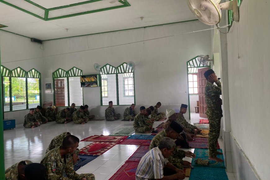 Jumat Penuh Berkah, Prajurit Yonif TP 860/NSK Shalat Bersama Warga di Masjid Al-Falah