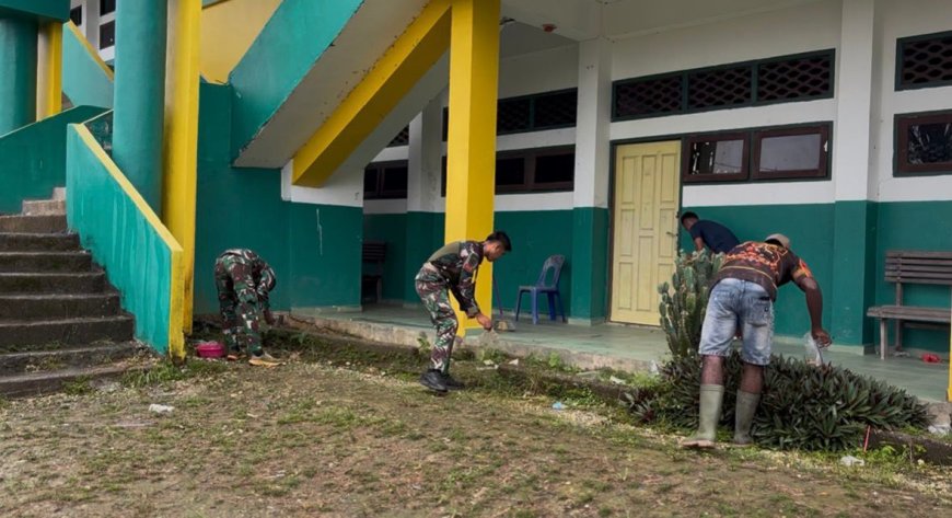 Dukung Lingkungan Belajar yang Sehat, Prajurit Yonif TP 809/NTM Gelar Karya Bakti di MTs Darud Da'wah-Irsyad