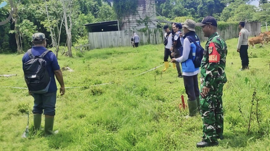 Babinsa Arso Kawal Survei Lahan Proyek SUTT 150 KV PLN untuk Perkuat Infrastruktur Kelistrikan di Keerom