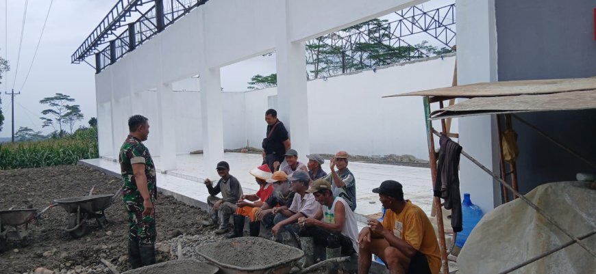 Babinsa Wanadadi Dampingi Pembangunan Atap KDKMP di Desa Medayu