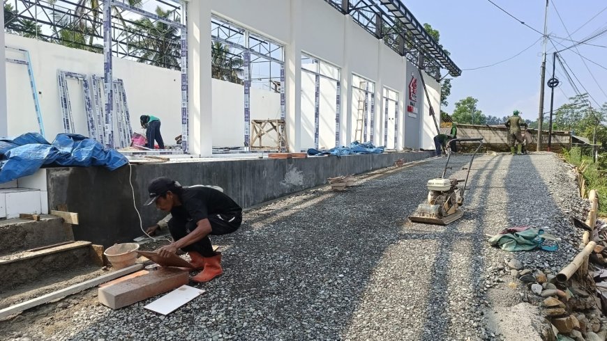 Babinsa Punggelan Dampingi Pembangunan KDKMP di Desa Petuguran