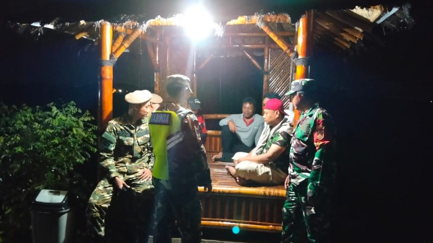 Sinergi TNI dan Warga Ronda Di Pos Siskamling Desa Wanadadi