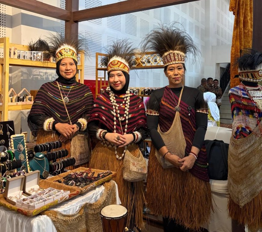 Eksotisme Papua Memukau Panggung Fashion Show Nasional Melalui Paduan Batik, Mutiara, dan Noken