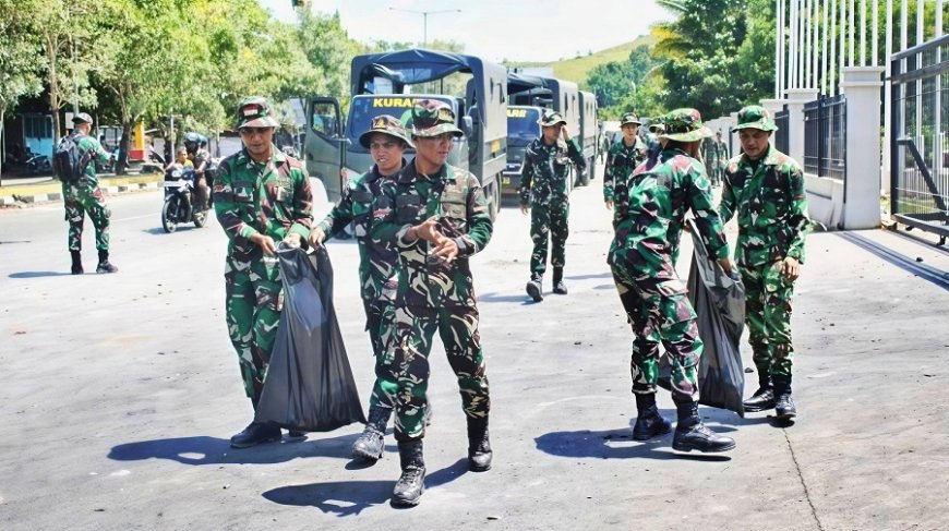 TNI Turun ke Jalan Bersihkan Puing Pulihkan Kondisi Pasca Kericuhan Oknum Suporter