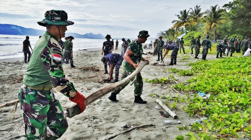 Jaga Ikon Wisata Papua, TNI dan Masyarakat Bersihkan Pantai Holtekamp Peringati HUT Kodam Cenderawasih