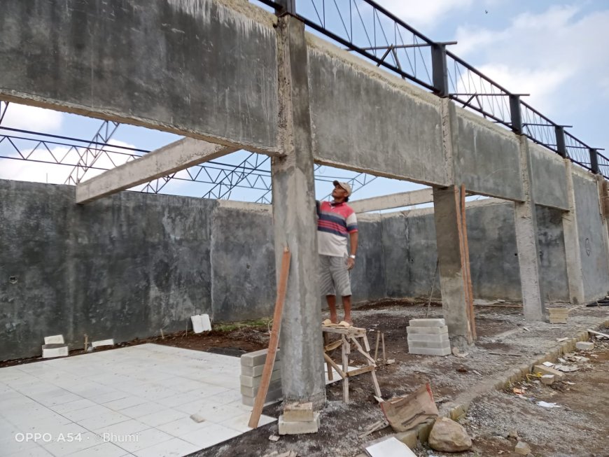 Babinsa Batur Dampingi Pemasangan Gording dan Sponeng Dinding KDKMP