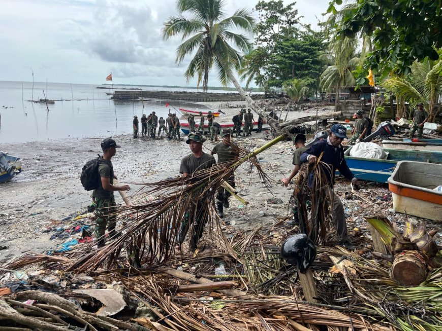 Prajurit Yonif TP 860/NSK Bersama Warga Gelar Karya Bhakti Bersihkan Pantai Kampung Nubuai