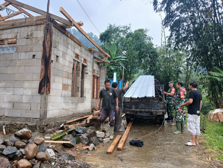 Anggota Koramil 17 Wanayasa Kerja Bakti Bantu Bangun Rehab RTLH