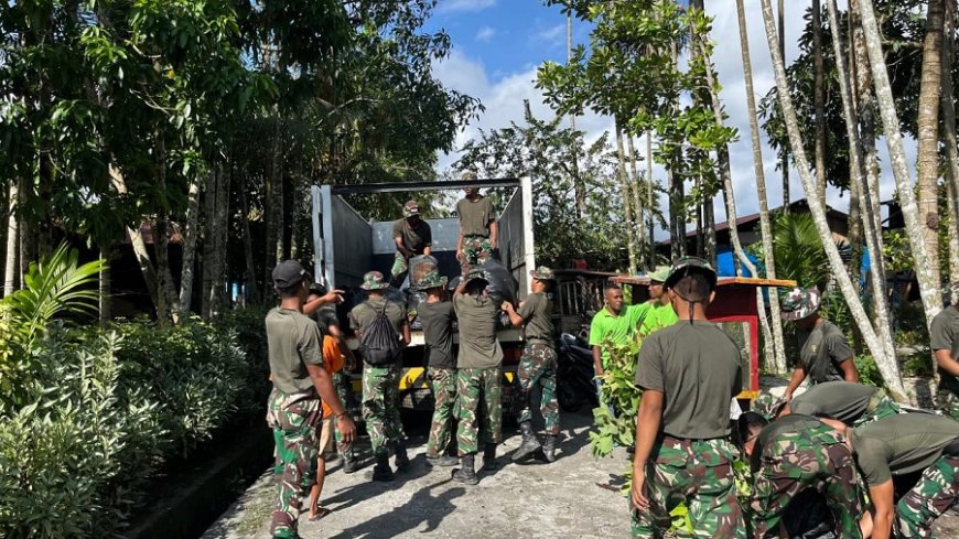 Jumat Bersih di Pesisir Waropen, Prajurit Yonif TP 860/NSK dan Warga Bersatu Rawat Lingkungan Pantai