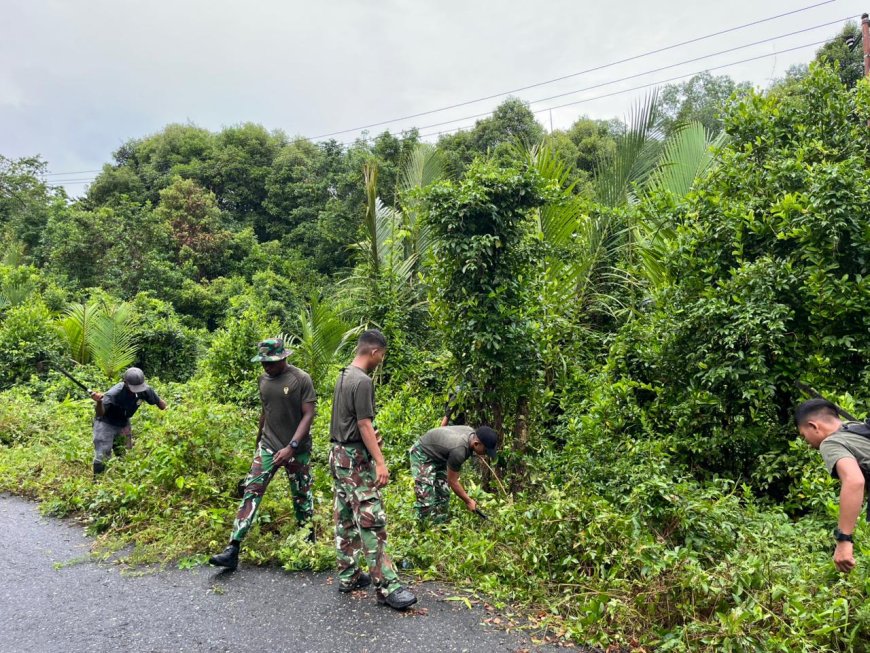 Prajurit Yonif TP 860/NSK Gotong Royong Bersihkan Jalan Kampung Uri - Botawa, Warga Beri Apresiasi Tinggi