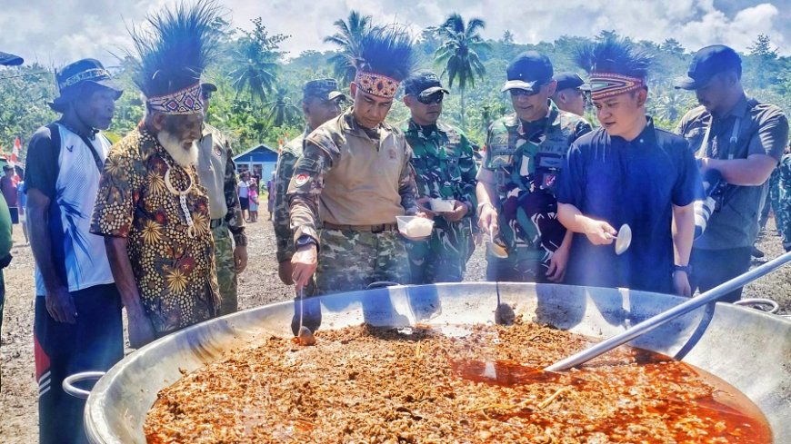“Merajut Kebhinnekaan dan Persatuan” Kuali Merah Putih Bobon Santoso Satukan Warga Perbatasan