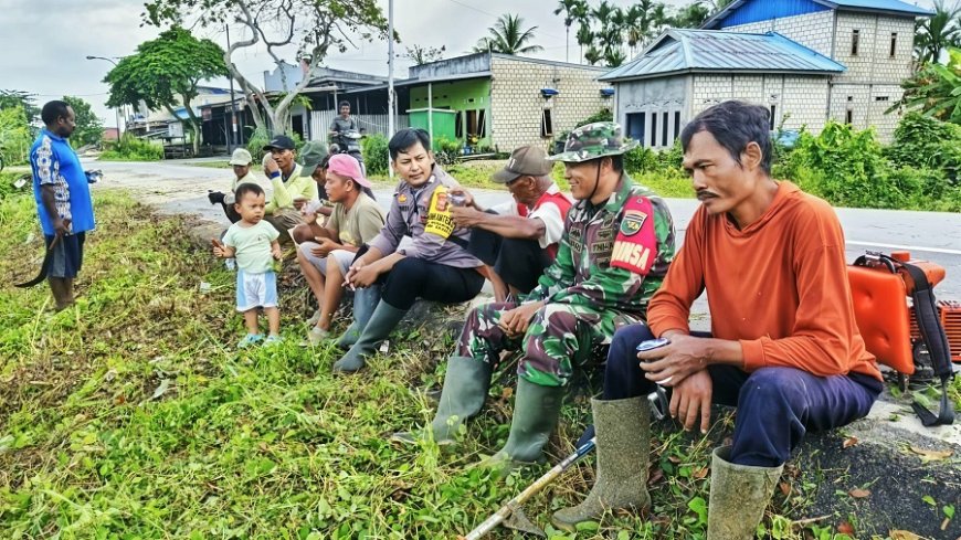 Babinsa dan Bhabinkamtibmas Bersama Warga Kompak Kerja Bakti Bersihkan Lingkungan