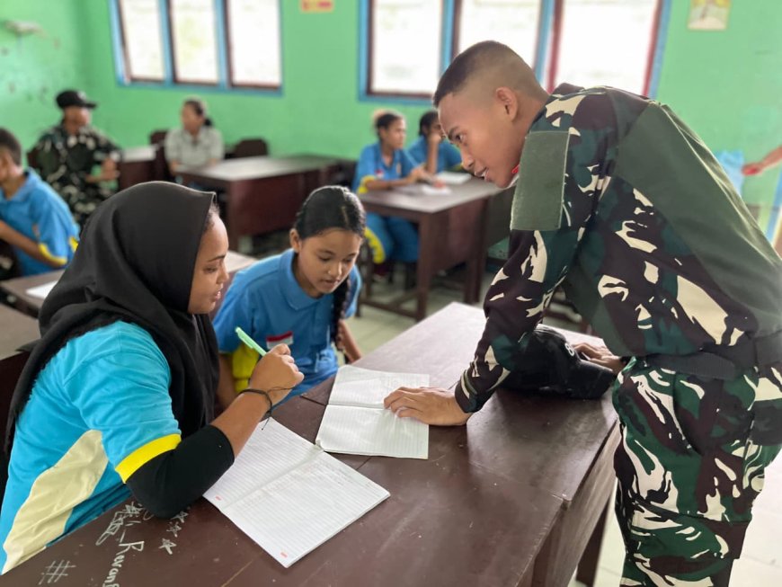 Tentara Kreatif Mengajar dengan Hati, Prajurit Yonif TP 860/NSK Bangkitkan Semangat Belajar Siswa di Waropen