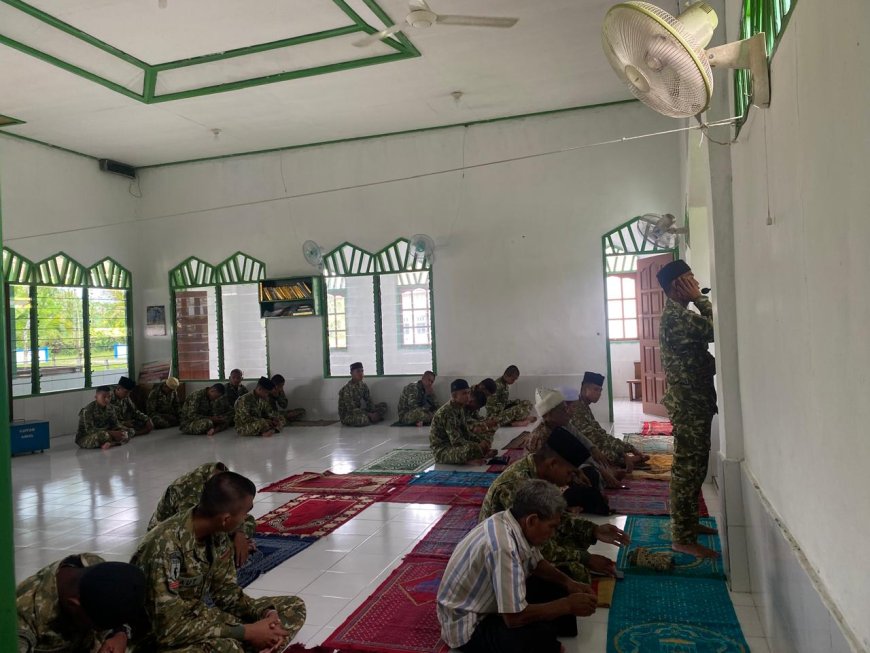 Jumat Penuh Berkah, Prajurit Yonif TP 860/NSK Shalat Bersama Warga di Masjid Al-Falah