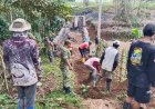 Babinsa Kodim 0712/Tegal dan Warga Desa Sitail Gotong Royong Cor Pondasi Jembatan Aramco Garuda