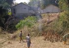 Warga dan Babinsa Bergotong Royong Bersihkan Lokasi Pembangunan Jembatan Garuda di Pakembaran