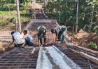 Babinsa Kodim Tegal Bersama Warga Gotong Royong Cor Jalan Menuju Jembatan Aramco Garuda