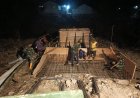 Babinsa dan Warga Pakembaran Lembur Malam Rangkai Besi Pondasi Jembatan Gantung Garuda