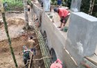 Gotong Royong Babinsa dan Warga Percepat Penyelesaian Jembatan Garuda Armco di Desa Sitail
