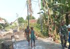 Babinsa Dan Warga Gotong Royong Percepat Pembangunan Jembatan Beton Garuda Di Desa Lebeteng