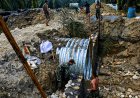 Dalam Keterbatasan Babinsa Arso dan Satgas Tetap Jaga Progres Pembangunan Jembatan Garuda Sungai Amyu