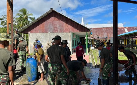 Kemanunggalan TNI-Rakyat: Prajurit Yonif TP 860/NSK dan Warga SP V Gotong Royong Cor Masjid Al Muhajirin